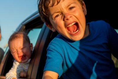 Un niño de ocho años corría apresurado por la acera, sintiendo el reloj como un enemigo implacable. Iba tarde a la clase de matemáticas, y ya podía imaginar la mirada severa de su profesora y el regaño que le esperaba. Para empeorar las cosas, el ascensor del edificio estaba fuera de servicio, obligándolo a subir corriendo por las escaleras.