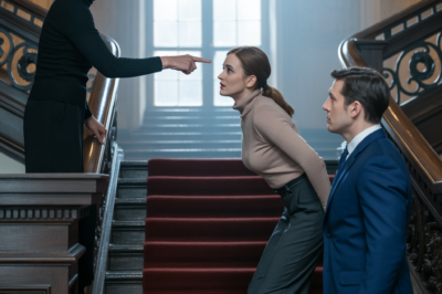 —¡Desaparece de mi vista, desagradecida! —vociferó su madre mientras la empujaba hacia la calle.