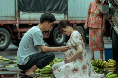 **“Esta mañana me pediste que solo saliera a vender el último cargamento de plátanos y que después descansara, porque el parto ya se acercaba. Dentro de un mes, nuestro hijo vendrá al mundo… Te prometí que volvería pronto para llevarte a la revisión médica, y que nuestra familia estaría lista para recibir al pequeño Ágel que tanto esperamos.