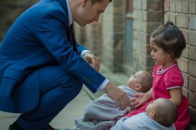 Niña pobre descubre trillizos, sin saber que son los hijos perdidos de un millonario…