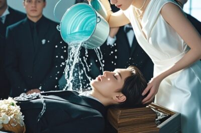 La iglesia permaneció en silencio hasta que ella entró: vestida de negro, serena, sosteniendo un cubo plateado de agua helada. Nadie la entendió. Hasta que se acercó al ataúd abierto… y le echó el agua directamente en la cara a su esposo. La casa de la familia Williams estaba en una calle tranquila de un barrio exclusivo, con un impresionante diseño moderno que Marin había creado ella misma. Una fría mañana de otoño, Marin estaba en su oficina, revisando el correo acumulado tras un viaje de negocios de una semana a Chicago. “Facturas, facturas, más facturas”, murmuró, ordenando los sobres en pilas ordenadas. Entonces se detuvo: un sobre con aspecto oficial del banco. Lo abrió, esperando un extracto estándar. Pero lo que vio le heló la sangre. Su cuenta de ahorros conjunta, donde habían ahorrado para la futura casa de sus sueños en Colorado, mostraba un saldo de 742,16. Esto no podía ser correcto. Debería haber más de 2,3 millones en esa cuenta. Marin se conectó rápidamente a su banca en línea, con las manos temblorosas mientras tecleaba. El informe era correcto. Transacción tras transacción mostraba retiros, pequeños y grandes, durante los últimos 18 meses. Todos de Derek. “¿Qué demonios…?” Revisó las demás cuentas. Estaban casi vacías. Solo su cuenta personal (Derek no podía acceder a ella) seguía intacta. Marin se recostó en su silla, intentando averiguarlo. ¿Dónde habían ido a parar los 2,3 millones? Intentó devolverle la llamada. Directo al buzón de voz. “Derek, soy yo. Acabo de revisar mi extracto bancario. Llámame”. Marin empezó a pasearse por la habitación, con la mente dándole vueltas. Algo iba realmente mal…