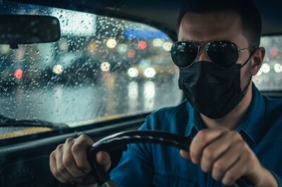 Millonario se disfraza de taxista y recoge a su propia esposa: lo que ella le confiesa durante el viaje lo destroza