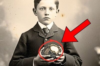 Esta foto de 1897 de un niño sosteniendo una pelota parecía feliz — el zoom reveló la verdad