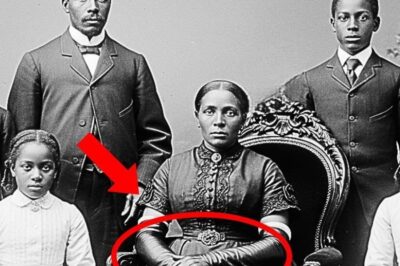 Era solo un retrato familiar, pero el guante de la mujer escondía un horrible secreto.