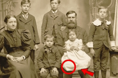 Primos se casaron en 1889 — Mira las piernas del bebé de blanco, el vestido oculta la verdad