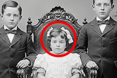 Era solo una foto de tres hermanos, pero el menor luce… diferente.