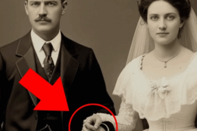 Este retrato de 1903 parece normal… hasta que te acercas a la mano de la novia y descubres algo perturbador.