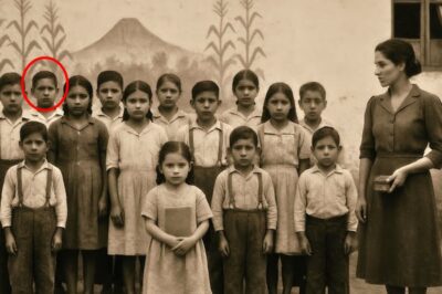 Una Niña Quedó Aislada En La Foto Escolar—Y El Silencio De Los Adultos Ocultó Algo Devastador