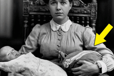 En 1906, una madre sostiene a su bebé en brazos, hasta que todos se quedan paralizados al ver lo que sostiene.