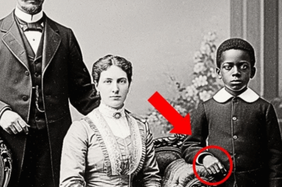 Era un retrato tierno de los padres y su hijo, pero fíjense bien en la mano del niño.