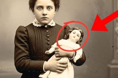 Esta foto de 1897 de una niña con muñeca parecía normal, pero la restauración reveló lo peor