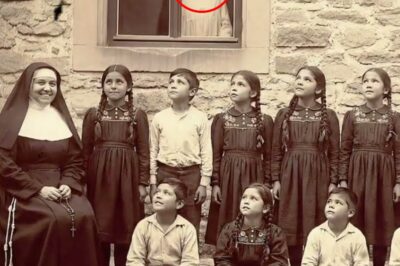 La Foto Maldita de 1874: ¿Por qué estos 15 huérfanos miran a la misma ventana vacía?