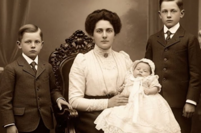 Tres niños posan con su madre en 1903, pero el bebé en sus brazos tiene un secreto.