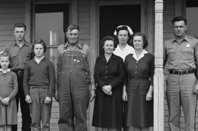 Todos en esta foto saben qué le pasó a la hermana desaparecida: sus expresiones lo dicen todo