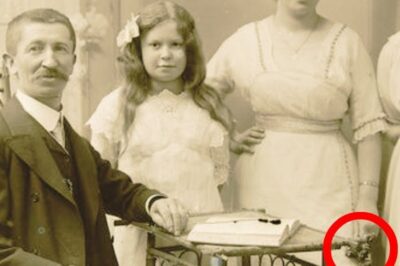 La Foto Familiar de 1904 con un Detalle Perturbador — Lo Que Nadie Notó en las Manos de la Criada