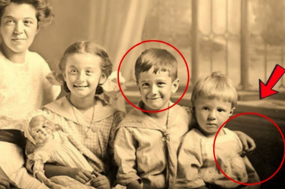 La Foto Familiarde1912que Oculta un Secreto Mortal Mira la Mano del Hermano La Verdad te Sorprenderá