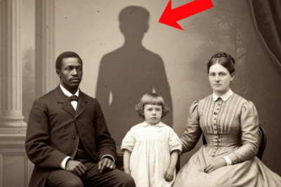 Este retrato de 1899 parece común y corriente, hasta que se nota la sombra detrás del niño.