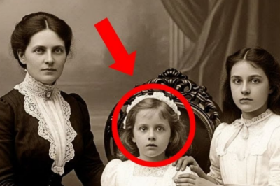 Esta fotografía de 1908 de una madre y sus hijas parece pacífica, hasta que se amplía la imagen de la hija.