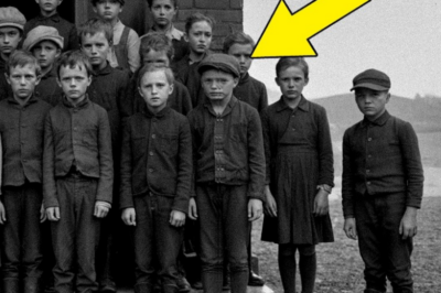 Era un retrato escolar de 1903, hasta que apareció el rostro de alguien muerto entre los estudiantes.