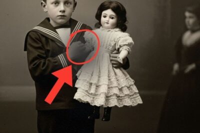 Esta foto de 1899 de un niño con la muñeca de su hermana parecía tierna — hasta que vieron la verdad