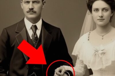 Este retrato de 1903 parece normal… hasta que te acercas a la mano de la novia y descubres algo perturbador.