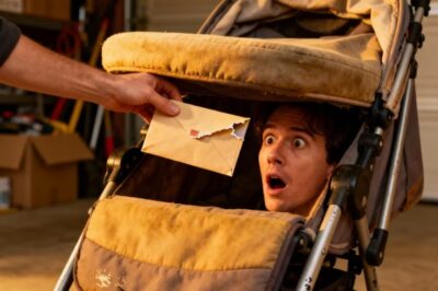 Compré un cochecito usado por 20 dólares… lo que había en el sobre escondido bajo el cojín me dejó aterrada.