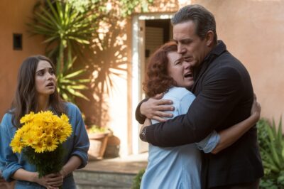 “Una joven de 20 años estaba enamorada de un hombre mayor de 40. El día en que lo llevó a casa para presentárselo a su familia, su madre, al verlo, corrió a abrazarlo con fuerza… y resulta que él era nada menos que…”