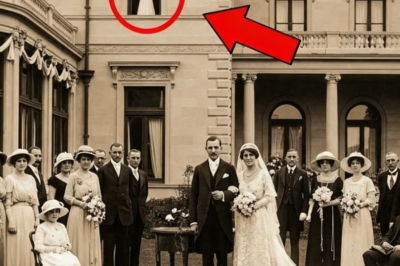 Este retrato de boda de 1912 parece alegre… hasta que notas la figura en la ventana