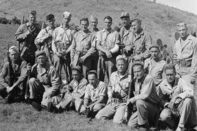 Enviaron 40 “Criminales” a Luchar Contra 30.000 Japoneses Esto Creó a los Navy SEALs