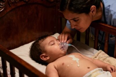 EL BEBÉ MILLONARIO DORMÍA HACE DÍAS SIN PARAR — Y LA ENFERMERA VIO UNAS GOTAS EXTRAÑAS EN SU LECHE