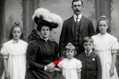 El retrato familiar de 1898 que esconde un secreto aterrador dentro del guante de la madre