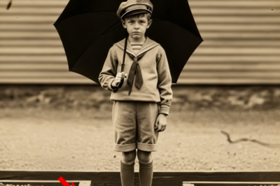 Esta fotografía de 1910 de un niño con un paraguas parece inocente: amplía la imagen para ver el impactante detalle.