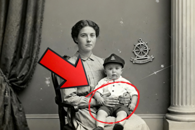 Este retrato de 1907 de una madre y su hijo en una fábrica parece dulce hasta que ves el alfiler en su sombrero.