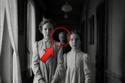 Esta foto de 1896 de dos hermanas sonrientes parecía alegre, hasta que un zoom reveló quién estaba detrás de ellas.