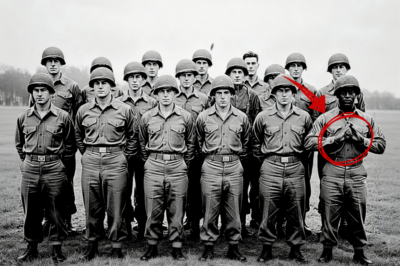 Era solo una vieja foto de la Segunda Guerra Mundial, hasta que los investigadores descifraron el mensaje en sus manos.