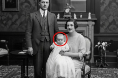 Este retrato familiar de 1903 parece pacífico, hasta que ves lo que hay en el espejo.