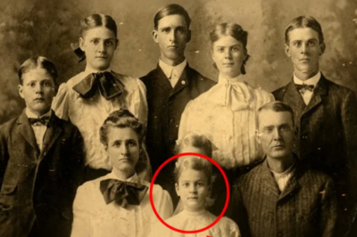 8 Hermanos en Esta Foto de 1870 — Pero la Mirada de la Más Pequeña Revela un Secreto Aterrador