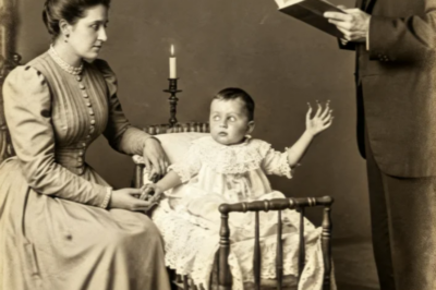 Un bebé en 1896 sostiene un juguete, pero observe atentamente sus dedos.