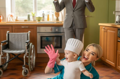 MILLONARIO FINGIÓ IRSE DE VIAJE — PERO DESCUBRIÓ LO QUE SU SIRVIENTA HACÍA CON SU HIJO LISIADO