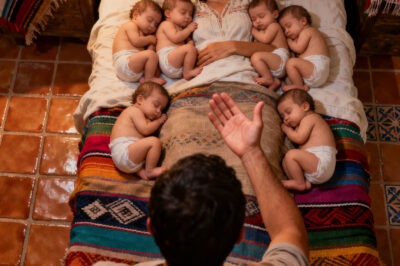 Un millonario despidió a 37 niñeras en solo dos semanas — hasta que una empleada doméstica común logró hacer lo que nadie esperaba por sus seis hijas… y la verdad detrás de todo dejó a todos sorprendidos.