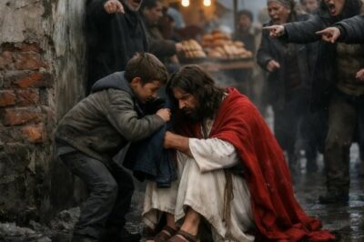 EL NIÑO SE QUITÓ SU CHAQUETA Y CUBRIÓ A UN ANCIANO EN LA ESQUINA “NO LO TOQUES”, GRITARON. ERA JESÚS