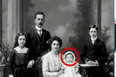 Este retrato familiar de 1915 parece normal… hasta que ves los ojos negros del bebé.