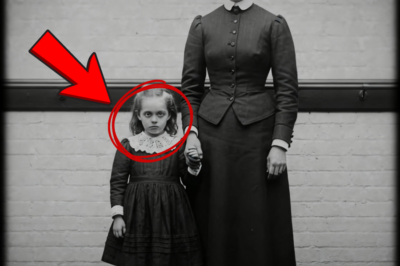 Foto de 1899: niña y mujer de la mano parecía normal—hasta que el zoom reveló algo terrible
