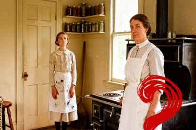 Este retrato de granja de 1911 parece saludable hasta que notas el candado en el taburete