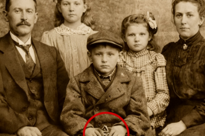 Era solo una vieja foto familiar, hasta que los expertos se enfocaron en las manos del niño.