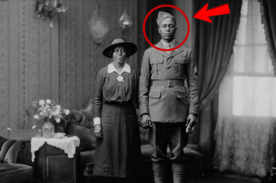 Este parece el retrato de un soldado normal, hasta que notas lo que sostiene