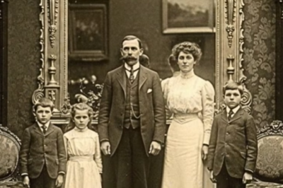 Encontraron una Foto Familiar de 1906 y los Expertos PALIDECIERON al Ampliar el Espejo