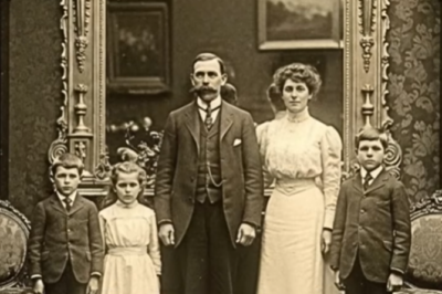 Encontraron una Foto Familiar de 1906 y los Expertos PALIDECIERON al Ampliar el Espejo