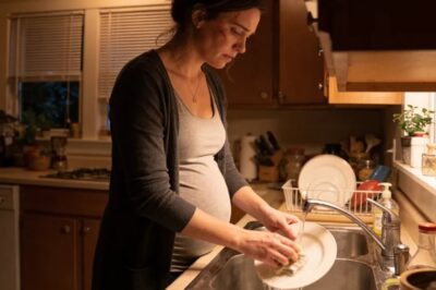 When I saw my wife, eight months pregnant, standing alone at the sink at ten o’clock at night, washing the dishes while everyone else was resting, I called my sisters into the living room and said something that silenced the entire house. But the strongest reaction… came from my own mother.