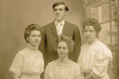 La fotografía de 1908: Una falsa sensación de paz y la mirada inquietante en los ojos de los dos niños.